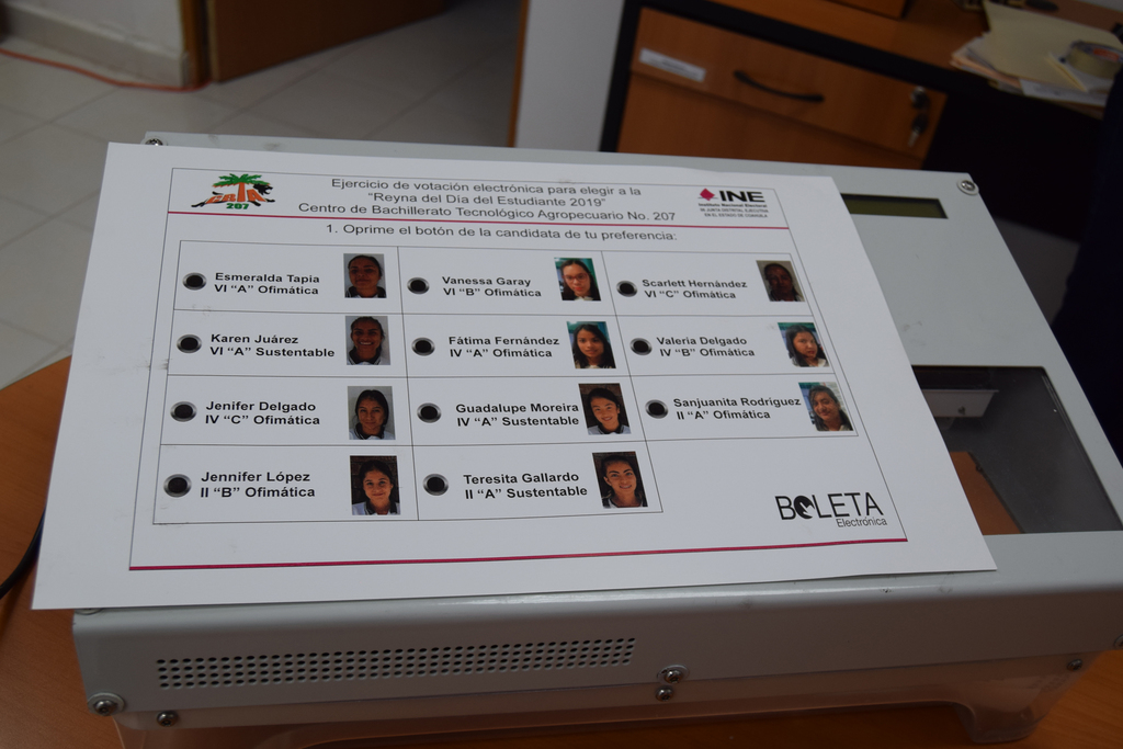 Se realizan ejercicios electorales en escuelas con la boleta electrónica para fomentar la cultura cívica. (MARY VÁZQUEZ)