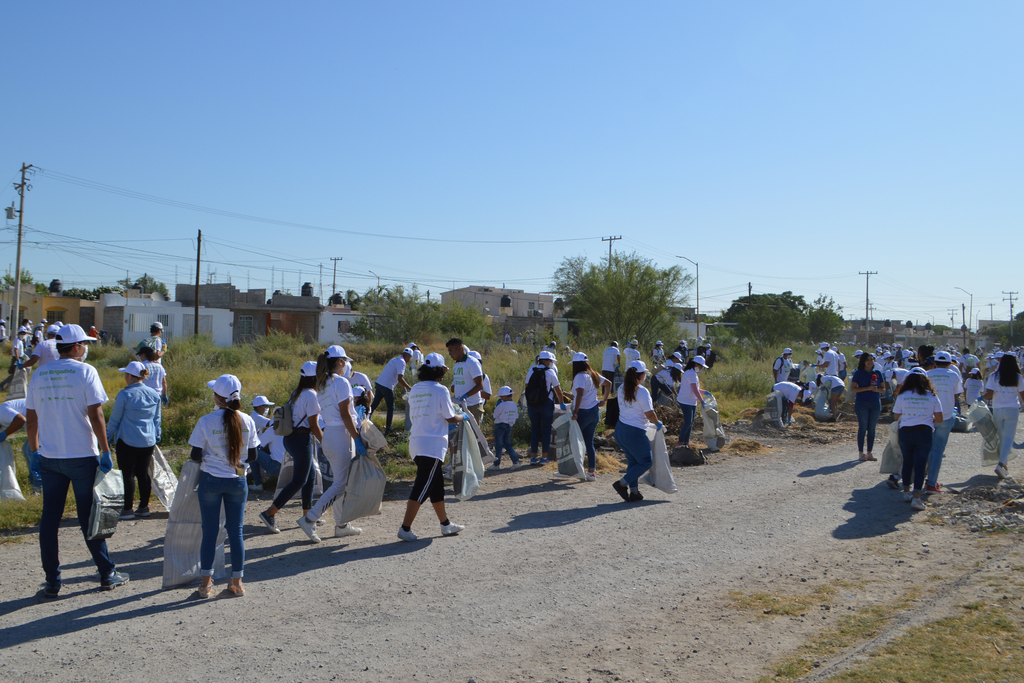 Cientos de personas, principalmente jóvenes, participaron el domingo en 'Limpiemos México', al sur de Torreón. (ROBERTO ITURRIAGA)