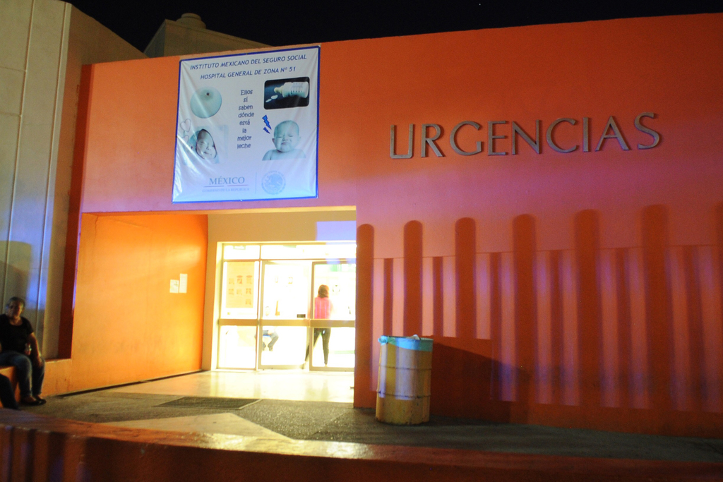 La mujer golpeada fue llevada a la sala de urgencias de la clínica 51 del IMSS en Gómez Palacio. (EL SIGLO DE TORREÓN)
