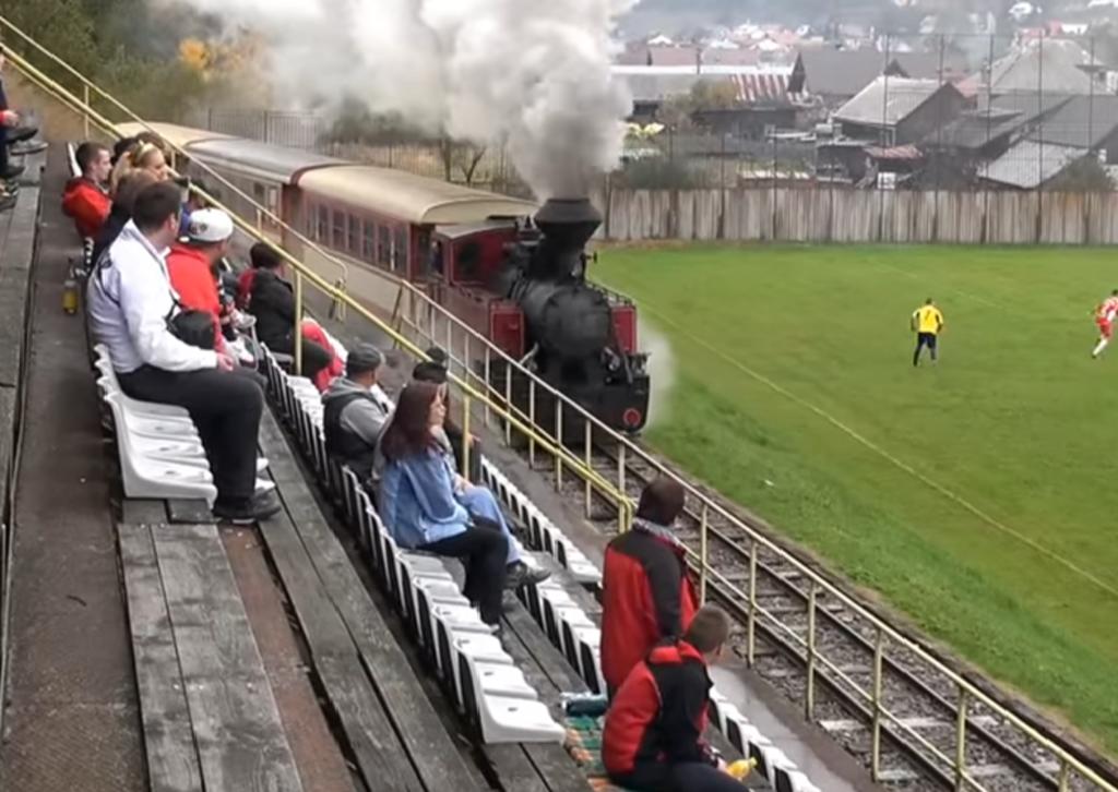 En Eslovaquia hay un tren que atraviesa un campo de futbol