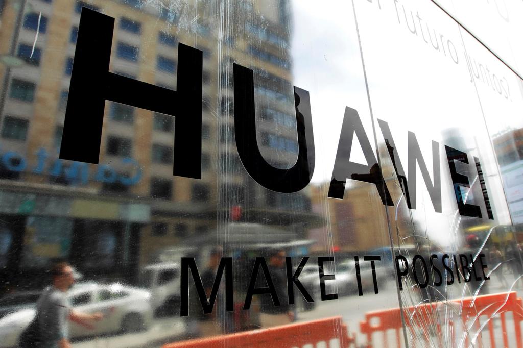 La tecnológica Google, entre otras empresas estadounidenses, ha anunciado que cortará sus suministros a la china Huawei, compañía que ha asegurado que mantendrá sus previsiones de lanzamientos programados, entre ellos el del móvil plegable para junio. (EFE)