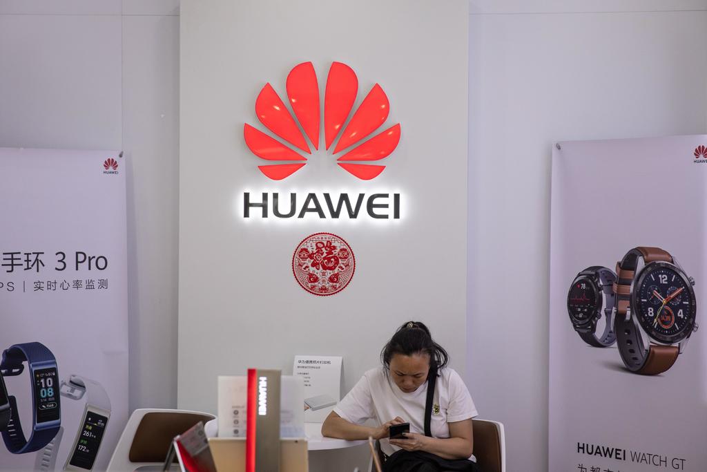 La tecnológica Google, entre otras empresas estadounidenses, ha anunciado que cortará sus suministros a la china Huawei, compañía que ha asegurado que mantendrá sus previsiones de lanzamientos programados, entre ellos el del móvil plegable para junio. (ARCHIVO)