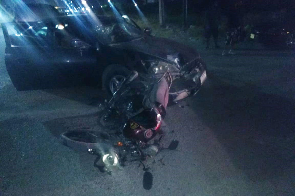 Los dos adultos y la menor lesionada viajaban a bordo de una motocicleta Kurazai de color vino que se impactó contra un automóvil Honda Accord negro que les cortó la circulación. (EL SIGLO DE TORREÓN)