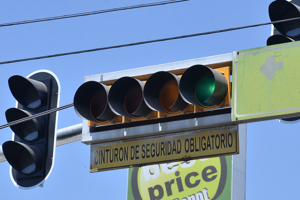 El Ayuntamiento de Torreón informó ayer que una vez que el Gobierno del Estado termine de colocar los nuevos semáforos para el Metrobús, se van a rescatar los equipos antiguos. (FERNANDO COMPEÁN)