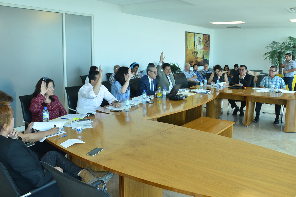 Ayer, la fracción del PRI en el Cabildo del Ayuntamiento de Torreón criticó los Programas Operativos Anuales de las dependencias. (FERNANDO COMPEÁN)