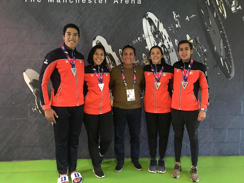 Raymundo González Pinedo (c) y los taekwondoínes mexicanos que ganaron medalla en el Mundial de Manchester. (CORTESÍA)