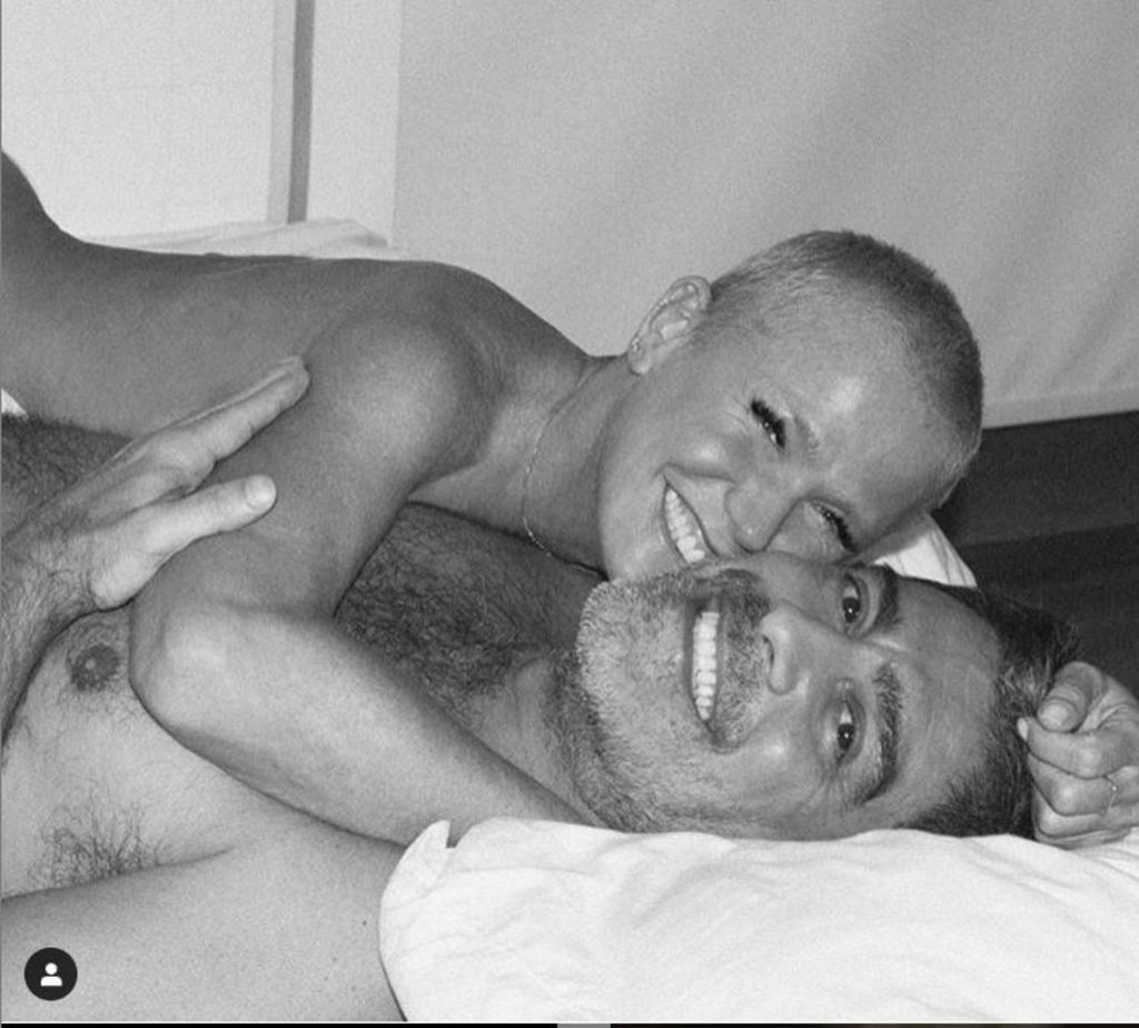 Pareja. Xuxa posa desnuda y en la cama junto a su novio. (ESPECIAL)