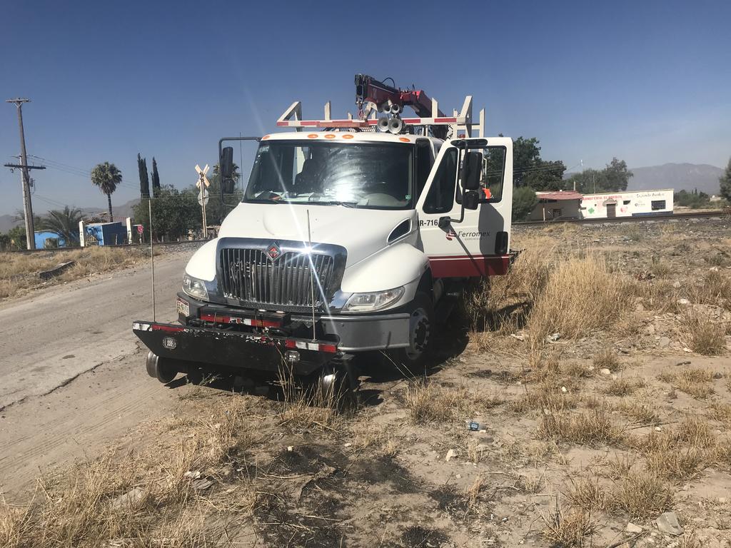 Familiares del conductor de la camioneta llegaron momentos después y con la ayuda de un remolque retiraron los restos antes de que arribaran las autoridades. (EL SIGLO DE TORREÓN)