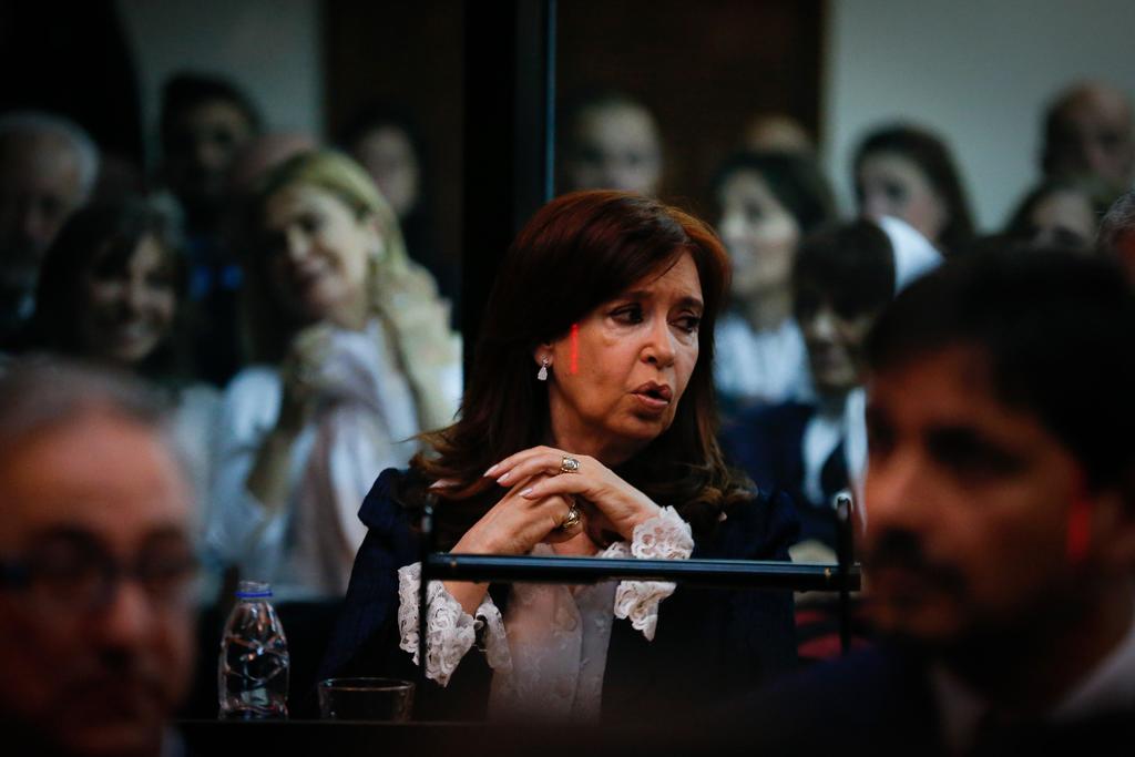 Decenas de seguidores de la senadora se concentraron a las puertas de la casa de Fernández y en los alrededores de los tribunales para demostrarle su apoyo. (EFE)