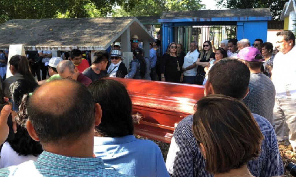 Los cuerpos de Melissa Gutiérrez, Leydi García, Aquileo Ordaz, Verónica Morales López y Lucía Moya Antonio, fueron despedidos en la iglesia Santo Niño, mientras que Luis Ordaz fue velado en Jesús Carranza, Veracruz. (ESPECIAL)
