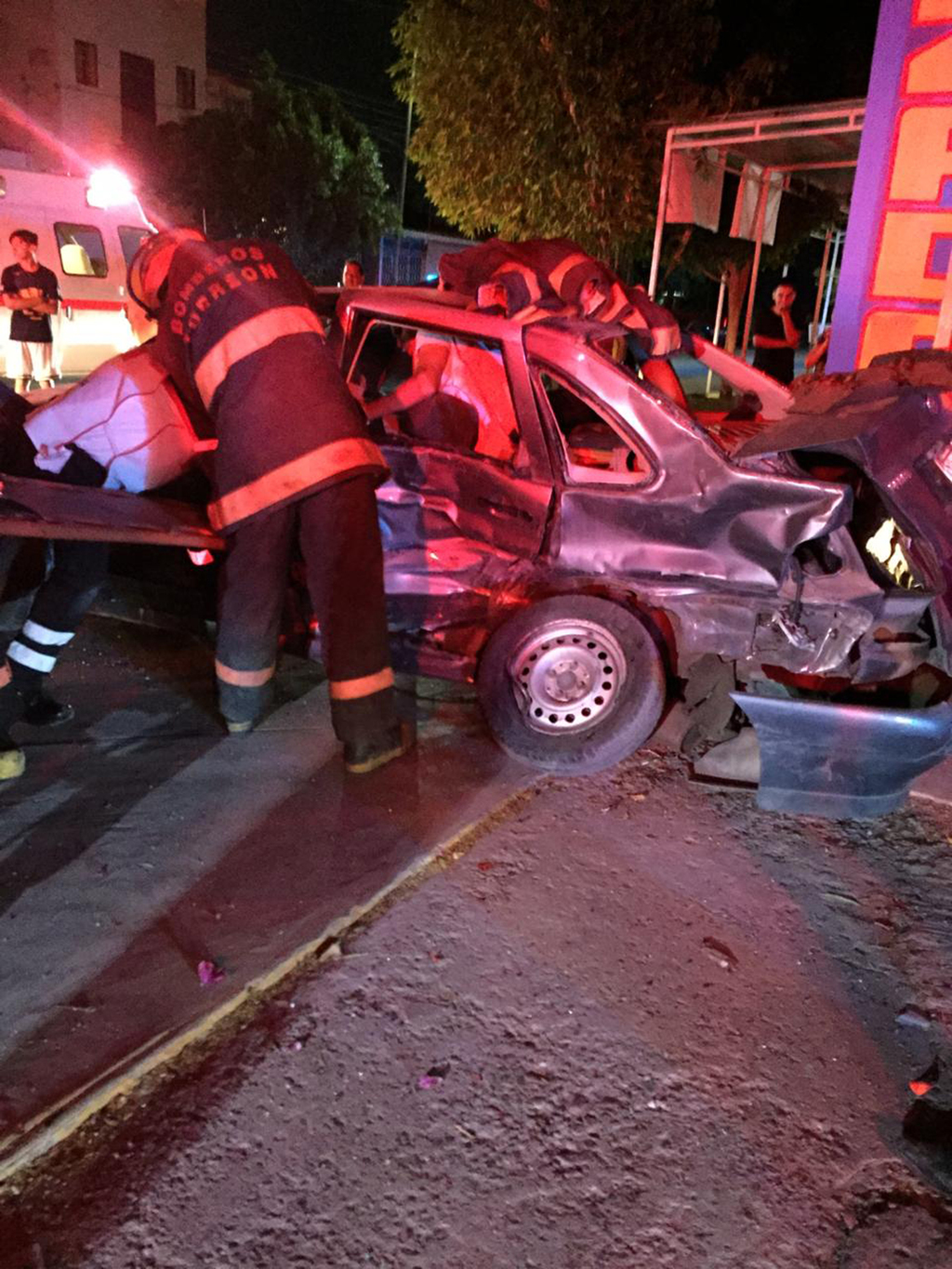 Muere un hombre en accidente automovilístico en el Centro de Torreón; hay dos personas heridas que fueron atendidas por paramédicos de la Cruz Roja. (EL SIGLO DE TORREÓN)