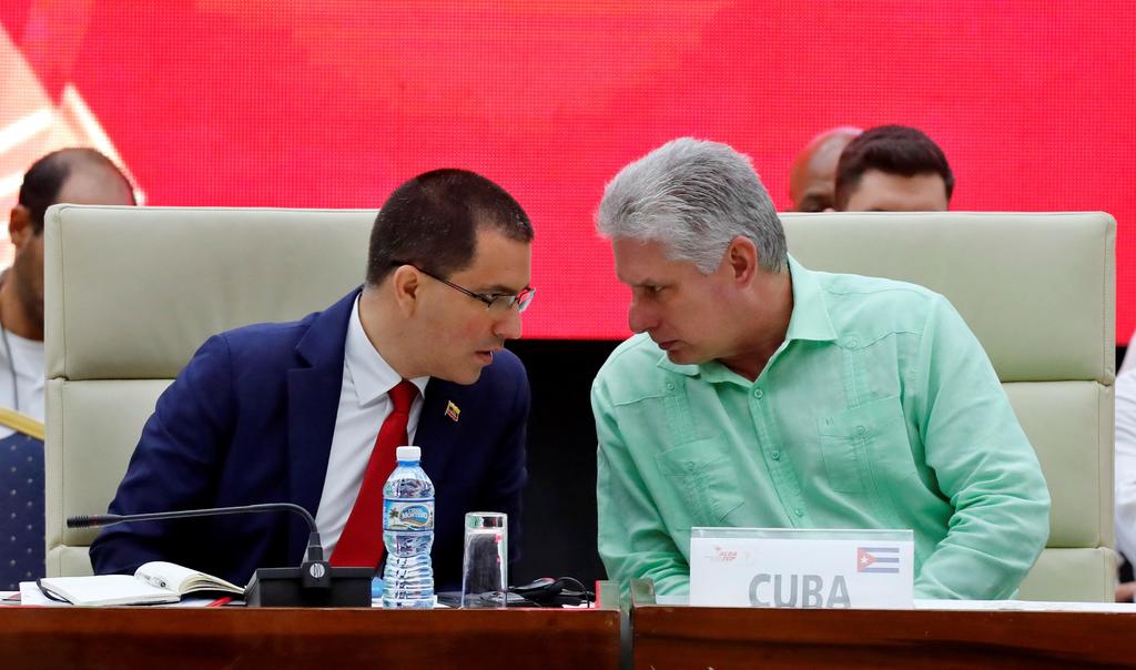 El presidente de Cuba, Miguel Díaz-Canel (d), habla con el canciller de Venezuela, Jorge Arreaza.