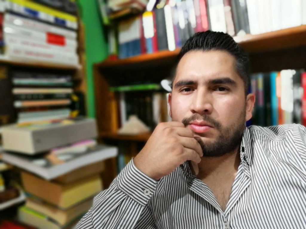 Pluma joven. Edgar Camacho acaba de publicar su primer libro de poesía, aparte se desempeña como maestro de primaria. (CORTESÍA)