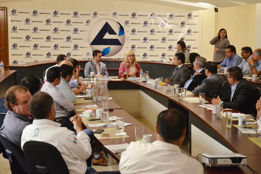 Empresarios se reunieron ayer con Míriam Cárdenas Cantú presidenta del TSJE. (FERNANDO COMPEÁN)