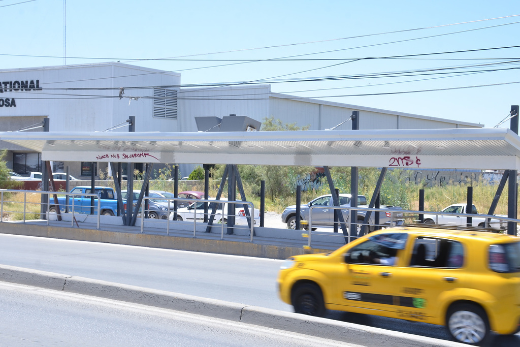 Así se encuentran algunos paraderos en Torreón que forman parte del proyecto del Metrobús Laguna. (FERNANDO COMPEÁN)