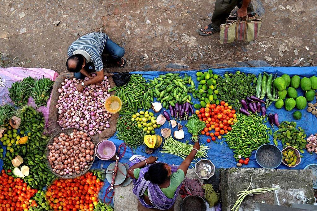 Un puesto callejero de verduras en el estado de Bengala occidental, en el este de la India, donde el 70 % de la población depende de la agricultura. (EFE)