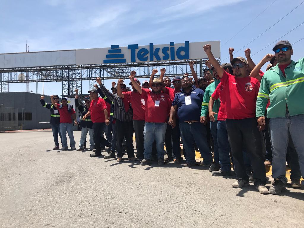 Trabajadores en paro celebran la noticia del laudo de la Junta Federal de Conciliación número 15 a favor del Sindicato Nacional Minero. (EL SIGLO COAHUILA) 