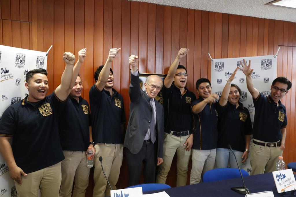 En la imagen, el equipo de la UNAM, junto a su asesor Fernando Samaniego Verduzco (centro), ganador del primer lugar de la Copa Norteamericana de Ingeniería Petrolera. (ARCHIVO, 2017)
