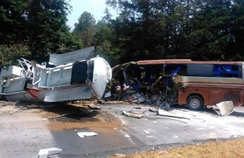 Pipa impacta autobús de staff de 'El Buki'; hay un muerto
