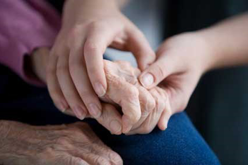 El ser humano vive de 72 a 75 años en promedio, edad en que aumenta la predisposición al Parkinson. (ARCHIVO)