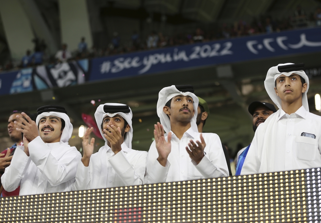 Hinchas cataríes aplauden durante la final de la Copa Emir al inaugurarse el estadio Al Wakrah en Doha, Catar, uno de los escenarios de la Copa Mundial de futbol 2020. (ARCHIVO)