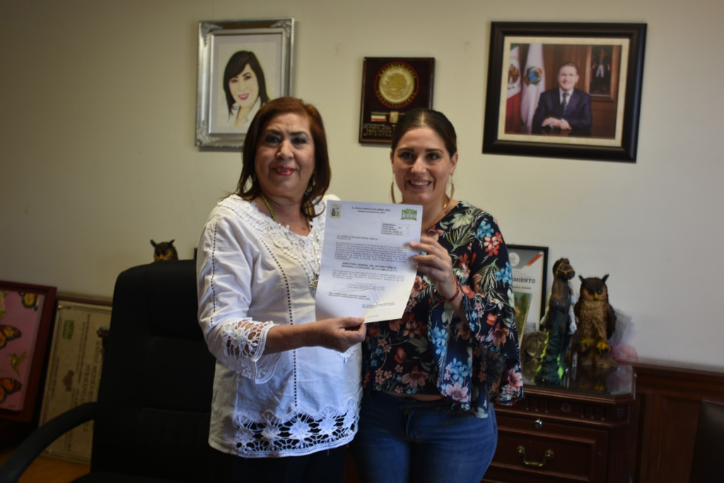 La licenciada, Estrella Soledad Bernal Padilla, recibió ayer su nombramiento como nueva directora del DIF Municipal. (EL SIGLO DE TORREÓN)