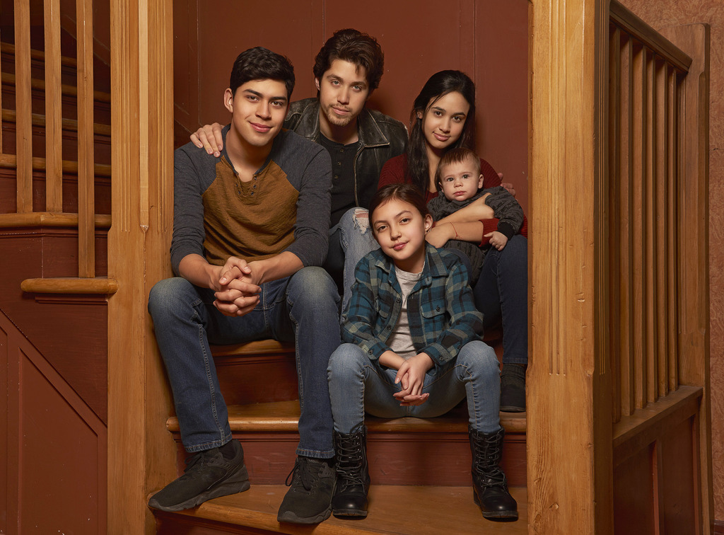 Serie. La nueva versión del drama adolescente de los 90 se centra en una familia mexicana-estadounidense. (AP)