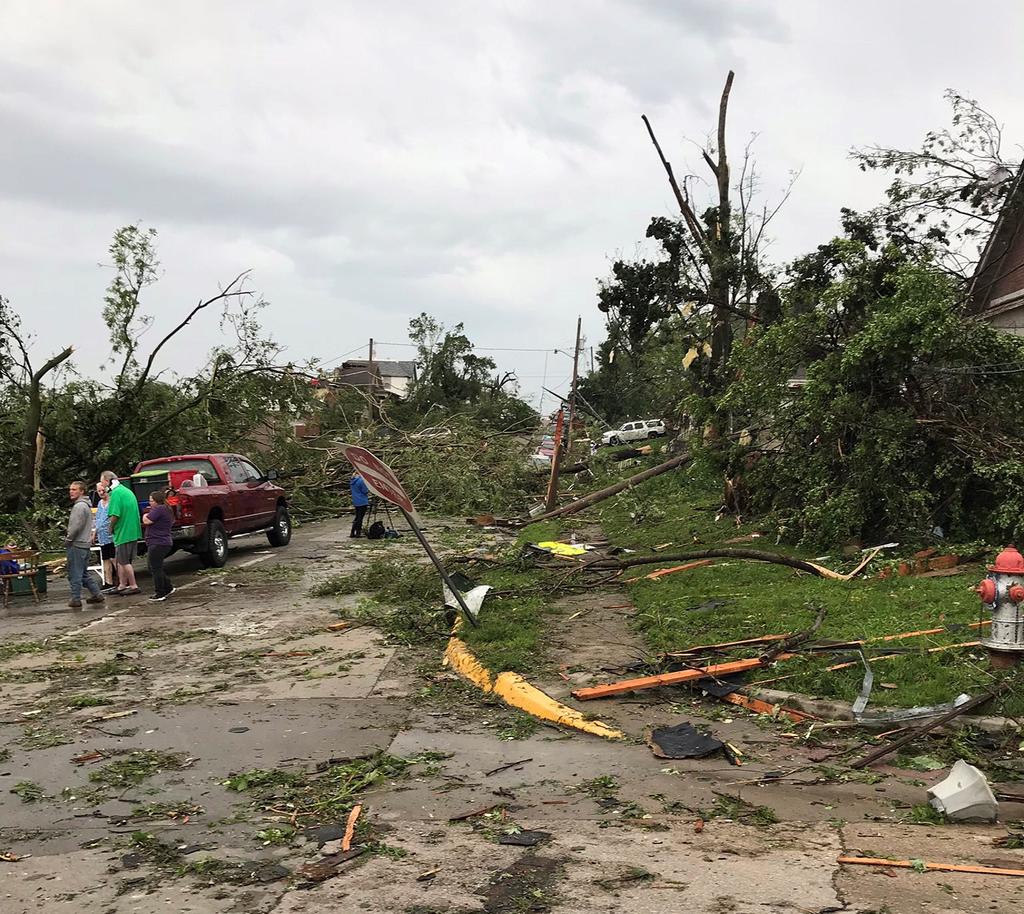 Los tornados mataron a tres personas en Golden City, unos 100 kilómetros al suroeste de Jefferson City, la capital del estado, donde hubo grandes daños materiales. (EFE)