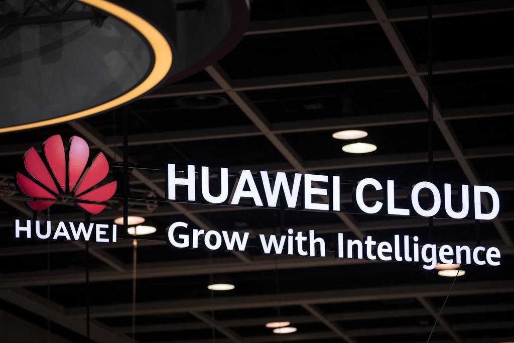 El gigante tecnológico chino Huawei reveló hoy que planea lanzar a fines de este año y principios de 2020, su propio sistema operativo, a fin de mejorar las capacidades internas de sus software y compensar las posibles consecuencias de las restricciones estadunidenses. (ARCHIVO)