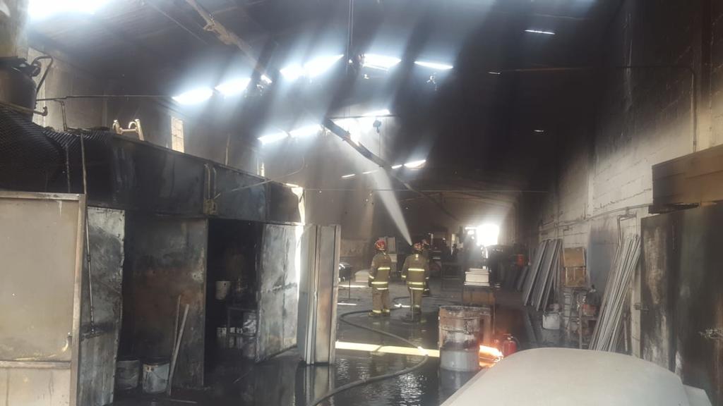 Un incendio en una mueblería de Gómez Palacio provocó una rápida movilización de los cuerpos de seguridad, no se reportaron lesionados, únicamente daños materiales. (EL SIGLO DE TORREÓN)