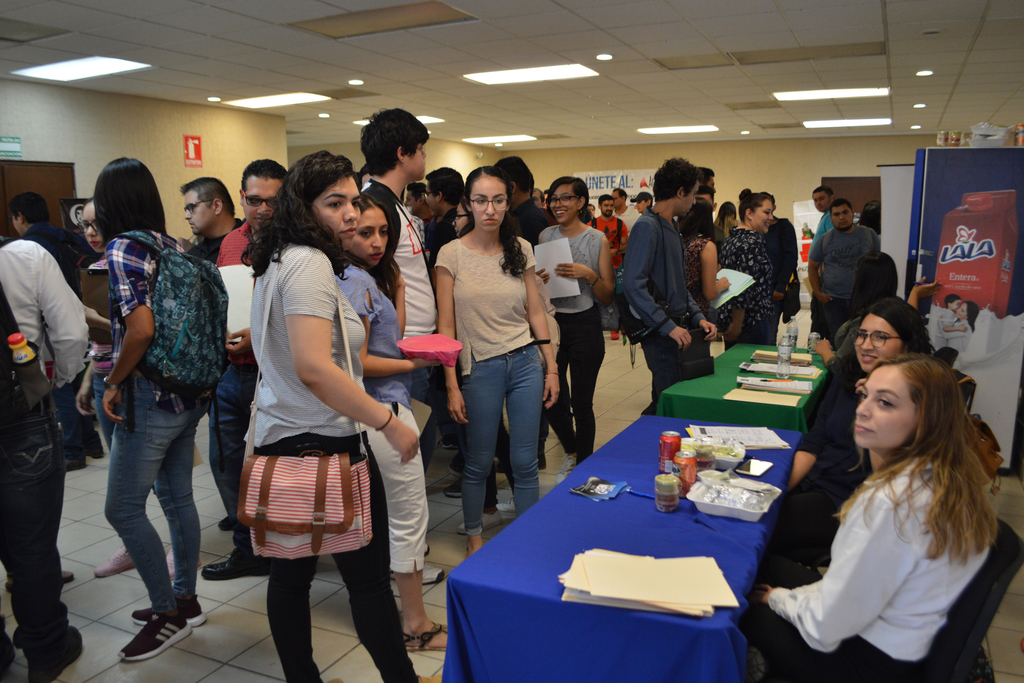 Estudiantes a punto de egresar en Torreón buscan salir de la región para obtener empleos con mayor remuneración y estabilidad. (ROBERTO ITURRIAGA)
