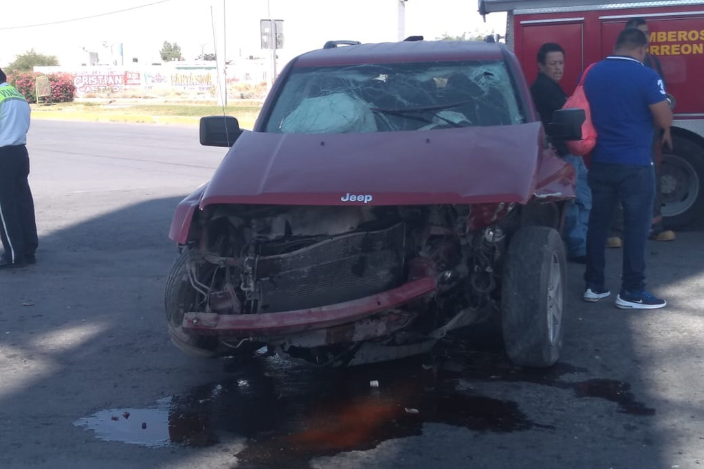 El hombre viajaba a bordo de un automóvil Dodge Neón de color plata en compañía de una mujer que resultó lesionada. (EL SIGLO DE TORREÓN)