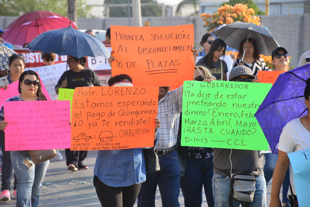 Los maestros manifestantes, se reunieron en conocido centro comercial antes de marchar. (EL SIGLO DE TORREÓN) 
