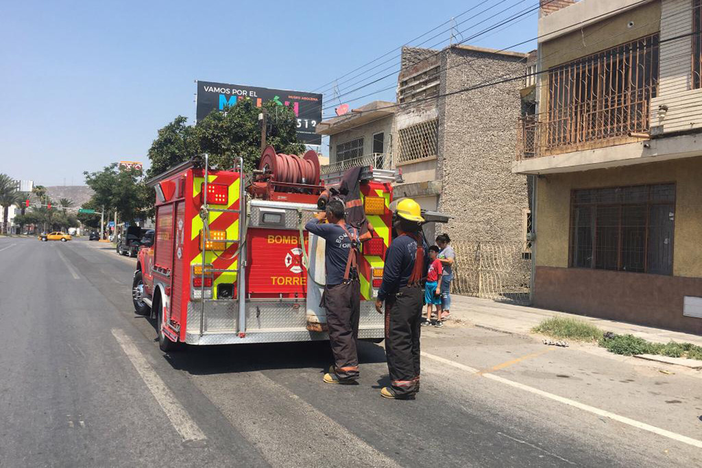El personal del departamento de Bomberos acudió al bulevar Independencia y calle Acuña para atender la emergencia. (EL SIGLO DE TORREÓN)