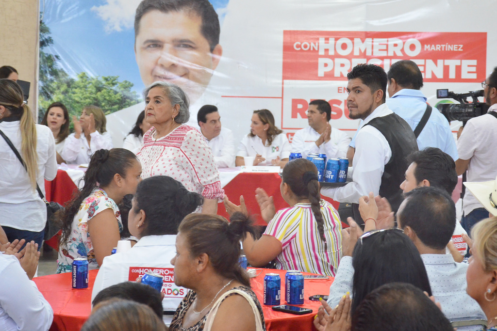 La presidenta del PRI nacional, Claudia Ruiz Massieu, estuvo en una reunión de priístas donde hubo comida... y bebida. (EL SIGLO DE TORREÓN) 
