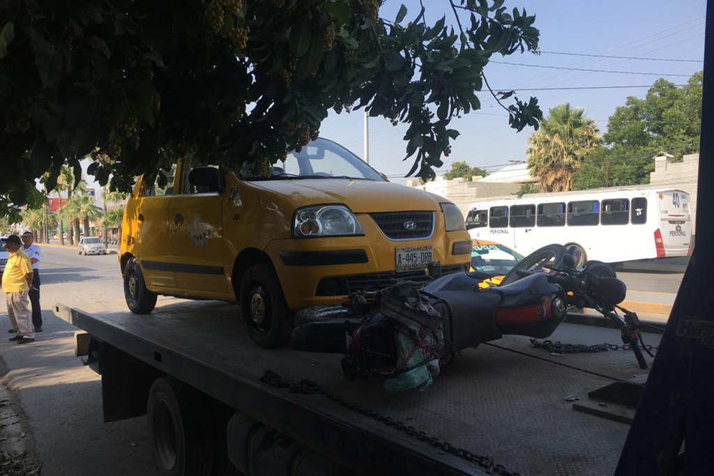 Los vehículos involucrados en el accidente vial fueron enviados a un corralón de la ciudad a bordo de una grúa. (EL SIGLO DE TORREÓN)