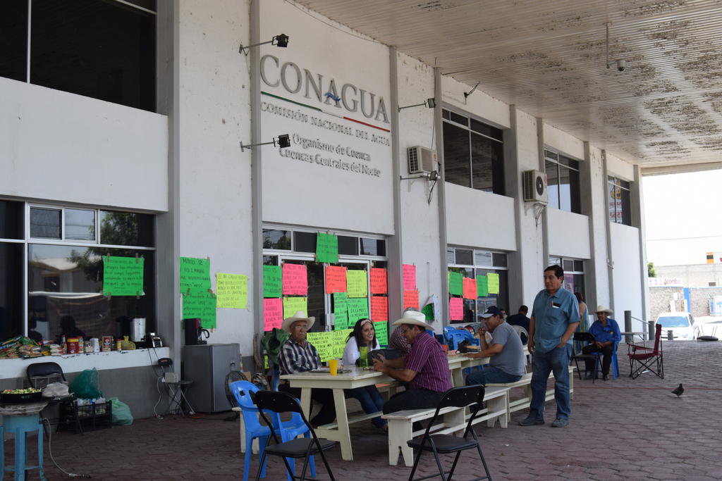 El pasado 29 de abril los campesinos llegaron a las oficinas de Conagua para cerrarlas y siguen con la protesta. (MARY VÁZQUEZ)