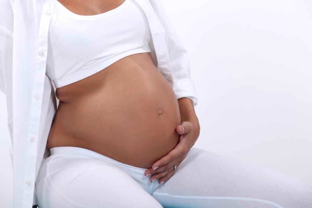 Por cada 100 mil embarazadas con hijos nacidos vivos ocurren 50 muertes maternas. (ARCHIVO)