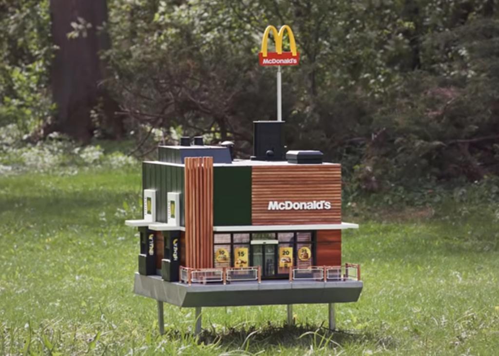 Apodado el McHive, es una réplica de un McDonald’s pero en versión diminuta. (INTERNET)