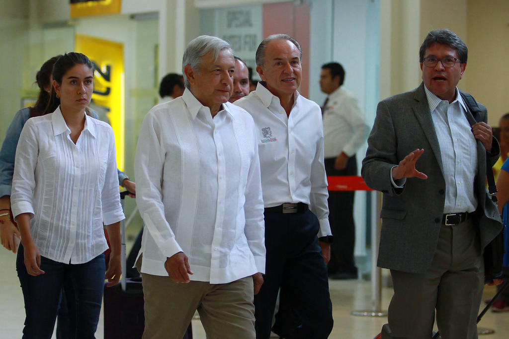 El presidente Andrés Manuel López Obrador arribó a esta entidad, donde inicia su gira de trabajo que incluye visitas a Zacatecas, Querétaro, Guanajuato y el Estado de México para entregar apoyos de los Programas Integrales de Bienestar. (ARCHIVO)
