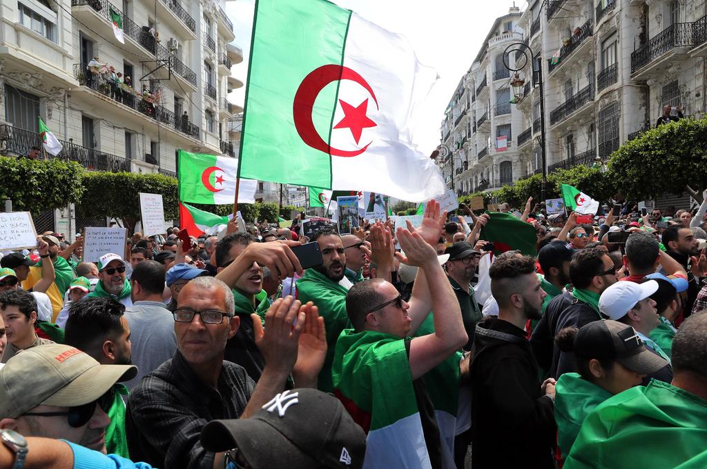 La oleada de protestas populares en Argelia cumplió hoy tres meses plena aún de pujanza aunque su eco resuena cada vez menos en la arena internacional pese a la estratégica posición del país, clave para la estabilidad de Europa y de todo el Mediterráneo. (EFE)
