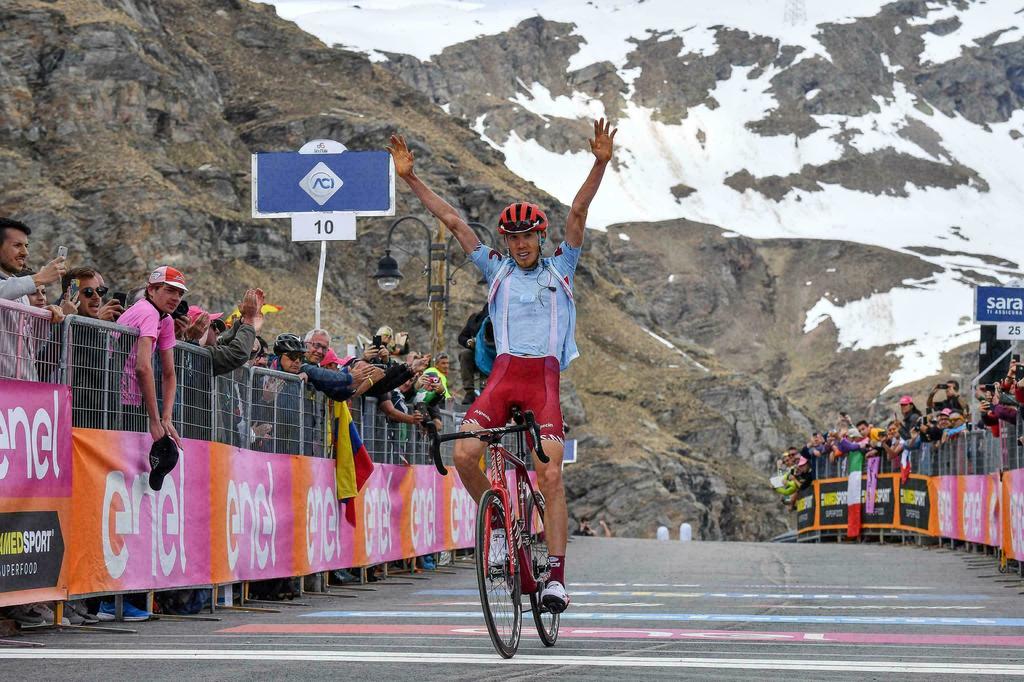 El ruso Ilnur Zakarin festeja al cruzar primero la meta para ganar la 13ra etapa del Giro de Italia.