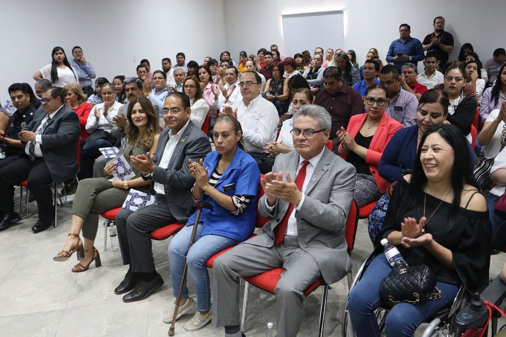 Entregan a DIF Torreón econocimiento por 'contribuir al desarrollo de la región y su labor en beneficio de la inclusión'.