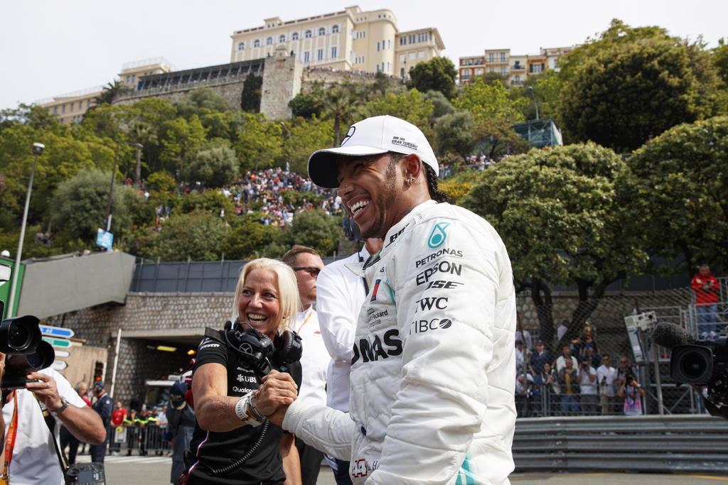 Lewis Hamilton superó a su compañero de Mercedes Valtteri Bottas para llevarse el sábado la pole position para el Gran Premio. (EFE)