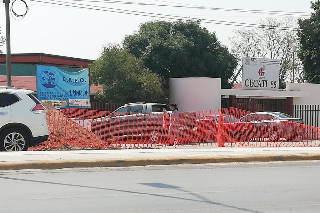 Debido a las obras que se realizan sobre la carretera Torreón-San Pedro, peatones tienen dificultades para cruzar de un lado a otro. (CUAUHTÉMOC TORRES)