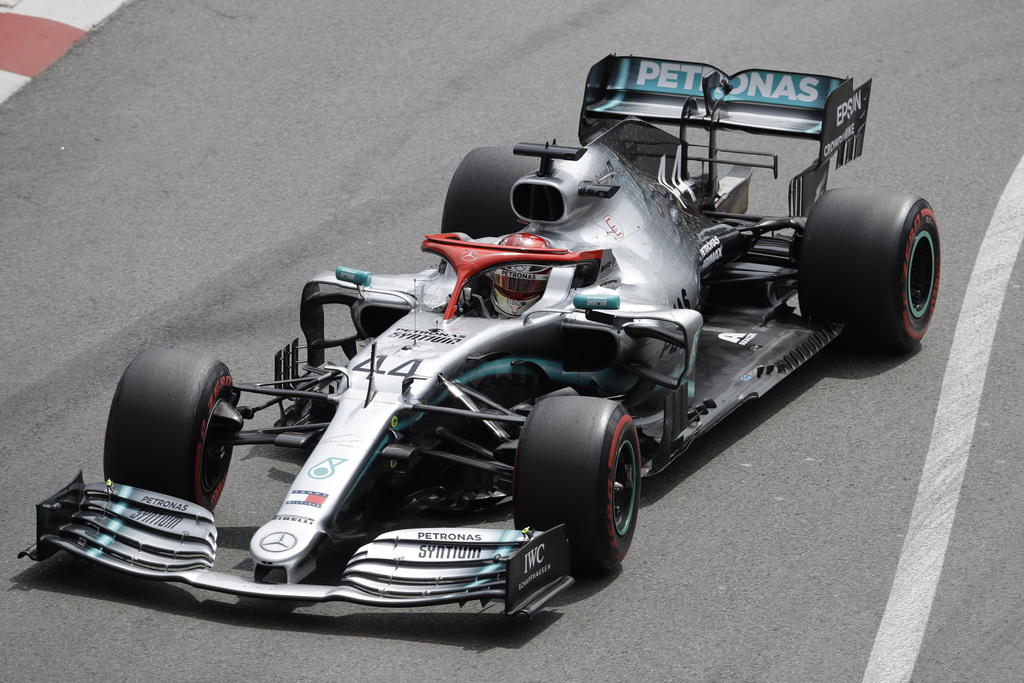 Lewis Hamilton impidió que Bottas se llevara su cuarta 'pole' al hilo. (AP)