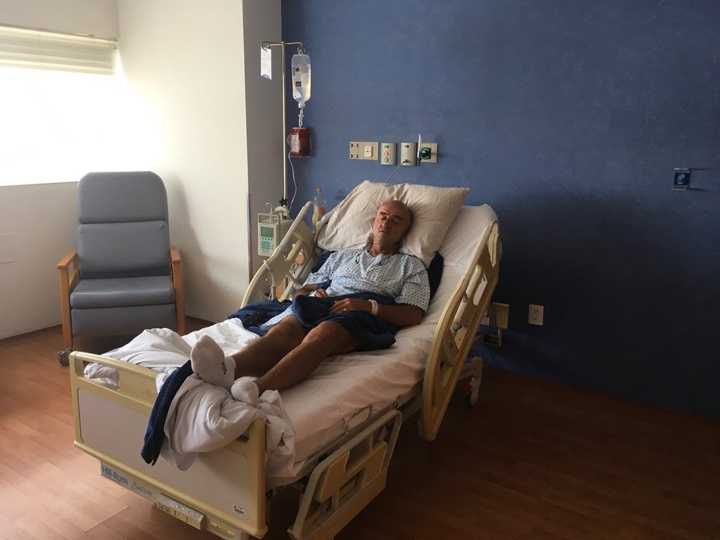 El timonel de La Franja publicó esta fotografía donde se le ve en cama de un centro médico. (CORTESÍA)