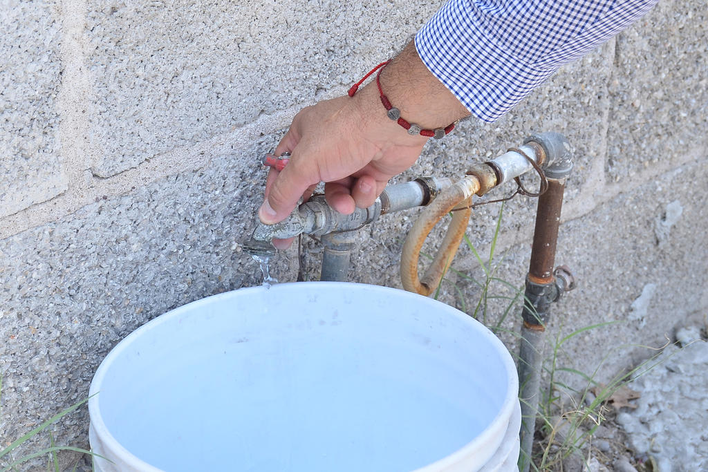 Torreón Jardín recibe su servicio de agua potable en 'tandeo', debido a que se pretende cuidarla más. (ARCHIVO)