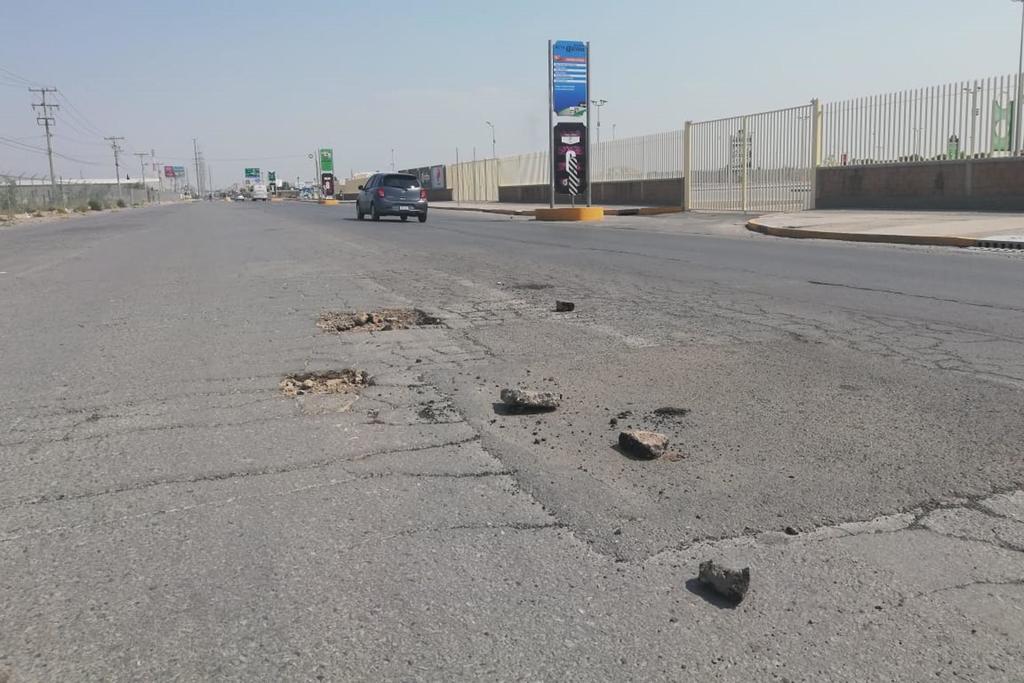 Se 'desmorona' el asfalto en la antigua carretera Torreón- San Pedro