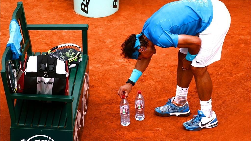 Rafael Nadal siempre acomoda simétricamente sus dos botellas de agua. (ESPECIAL)